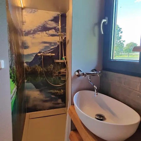 Tinyhousebeidresden Mit Fasssauna Ueber Dem Wasser Schwebendes Winziges Haeuschen Naehe Dresden Saechsische Schweiz Casa de Férias *