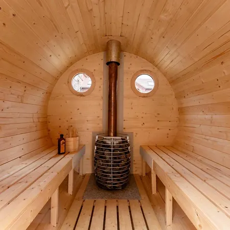 Tinyhousebeidresden Mit Fasssauna Ueber Dem Wasser Schwebendes Winziges Haeuschen Naehe Dresden Saechsische Schweiz